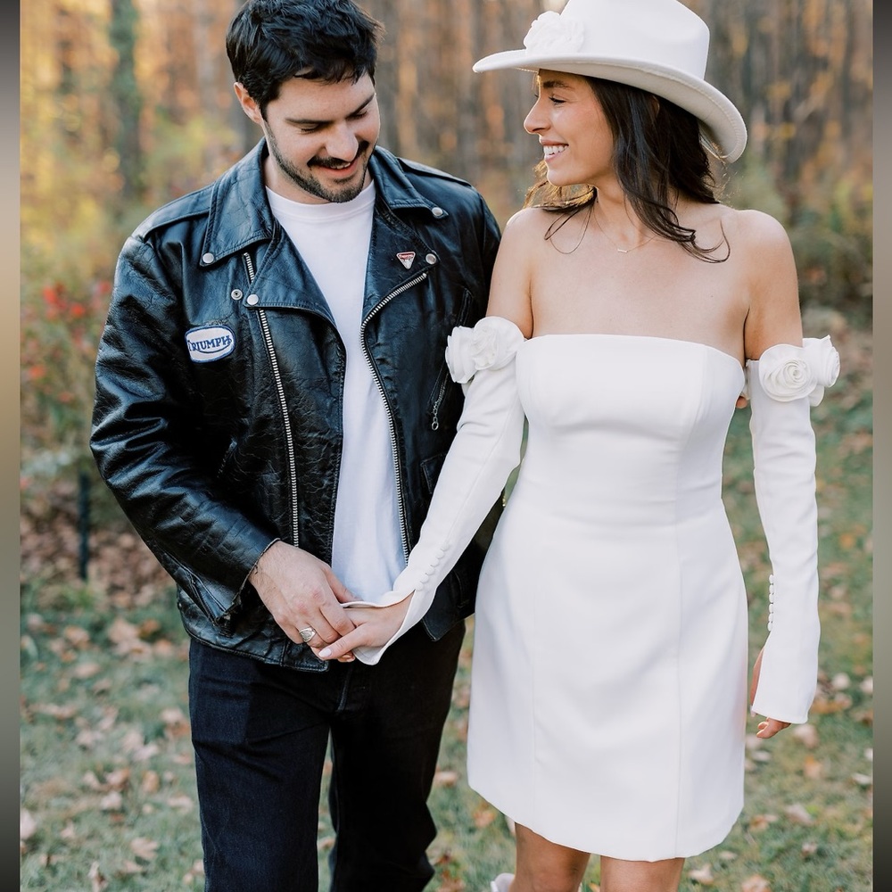 Sleeveless white mini dress with rose detail (sleeves included)